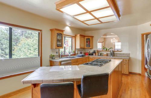 3 Mi to Sequoia Park Zoo Spacious Home with Sunroom - Foto 5