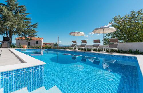 Villa atop the village with stunning view - Foto 41