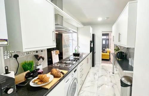 *Sleeps 9* Modern, 4 Bed House, Birmingham - Photo 27