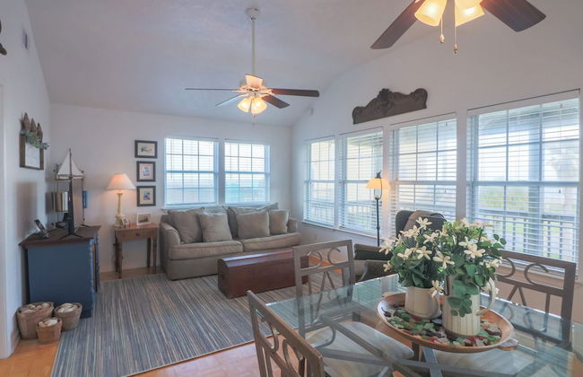 2nd Row Beach Home Ocean Views Old School Vibes - 1 min Walk to Sunny Beach - Foto 60