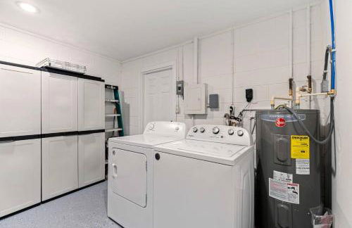 Right at Home Stays - Modern 2BR 2BA with Yard & Fireplace - Foto 11