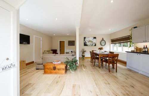 " Orchard Croft Lodge ", New Property, DOG FRIENDLY, Ideal for all Goodwood Events, 5 Minutes from Southend Barns, 9 Minutes From Sandy West Wittering Beach, 2 Bathrooms, Can Sleep 8 On Request, ' Starlink ' Wi-Fi & Sky Sports, Zip & Link Super-King beds - Foto 11