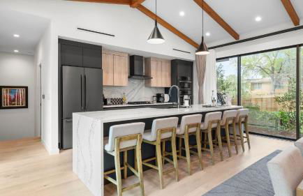 Modern Oasis w Pool Hot Tub Rooftop Deck Home Theater Mariposa Retreat by AvantStay - Foto 12