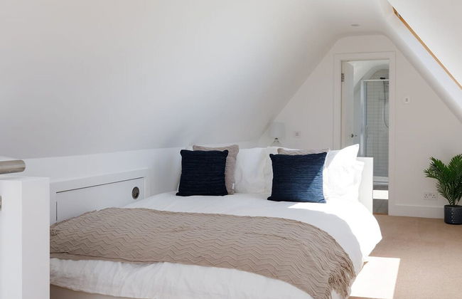 Gorgeous Home for 12 - Walk to Beach - Sea View - Photo 39