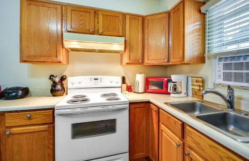 Quaint Cody Cottage with Grill Walk to Downtown! - Foto 11