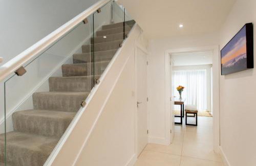 Luxe Detached 3 Bed Luxe House on Exclusive Private Estate Close to Coast Free Hot Tub Sleeps 6 Private Parking for 2 Cars - Photo 64