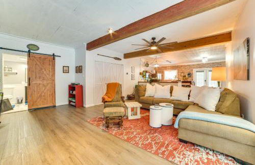 Updated Cabin with 2 Suites, Fire Pit and Forest Views - Foto 1