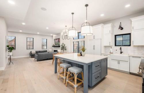 Chateau in the Village - Brand New 3BD 5BA - Foto 4