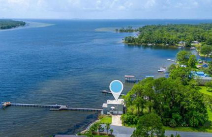 FEATURED ON HGTV'S MY LOTTERY DREAM HOME! Private dock, 15 minute boat ride to Crab Island, 20 minute drive to Destin, Pet Friendly - Foto 42