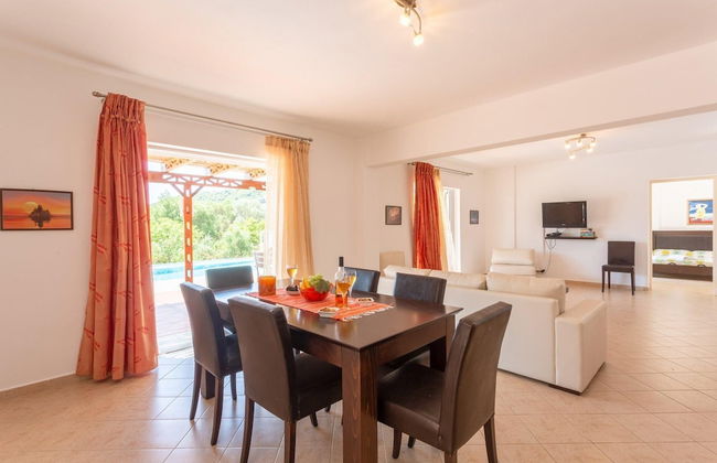 Villa Peach Large Private Pool Walk to Beach Sea Views A C Wifi Car Not Required - 2181 - Foto 14