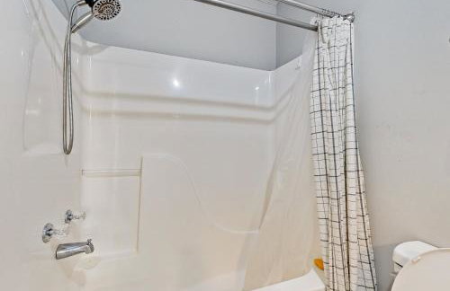 1 Mi to Pickwick Lake! Tranquil Wooded Cabin - Foto 9