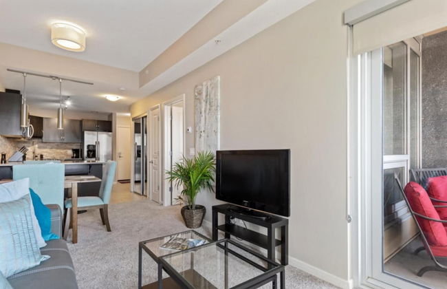 Modern DT Condo Balcony Parking Gym Hot Tub - Foto 2