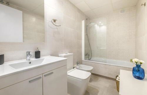 Modern, Stylish Apartment - Photo 25