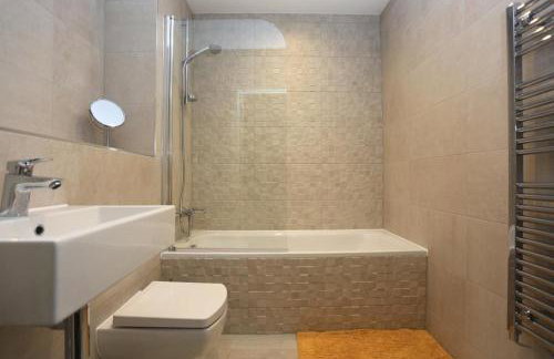 LIKONI 3 by BOURNECOAST - A Modern Apartment with SEA VIEWS, Patio and Parking - FM6193 - Foto 18