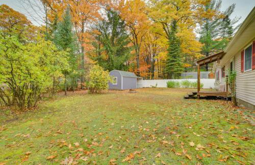 Cozy Houghton Lake Home with Fire Pit and Porch - Foto 26