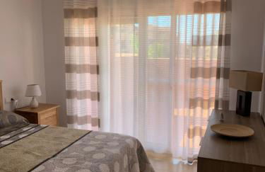 Luxury 2 bedroom 2 bathroom South facing second floor apartment - Foto 13