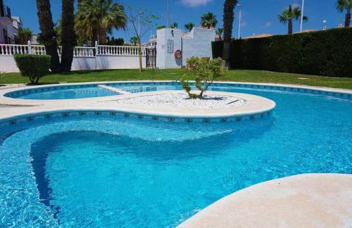 Spacious Ground floor apartment with Garden & Communal Pool - Foto 3