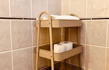 b e d & a g e d e s i g n -medium- wunderschönes Zimmer mit Bad - Rechnungserstellung für Geschäftsreisende & Firmen - Foto 16