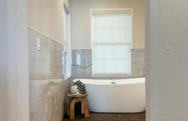 Newly Renovated 4B, 2.5 bath Lakefront home with South Grand Lake Views and dock - Foto 10