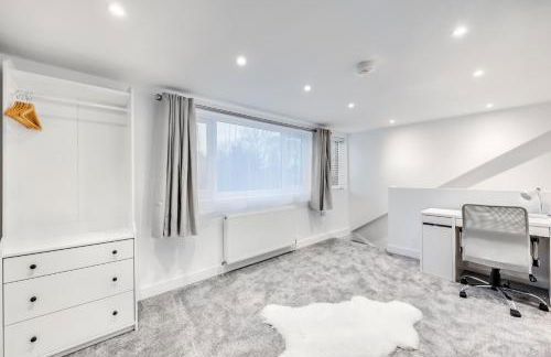 4 Bedroom 4 Bathroom House - Sleeps 7 - Prime Location, Free Parking, Self-Check-In, Workspace, Fast Wifi and Smart TV with Virgin TV and Netflix by Yoko Property - Photo 3