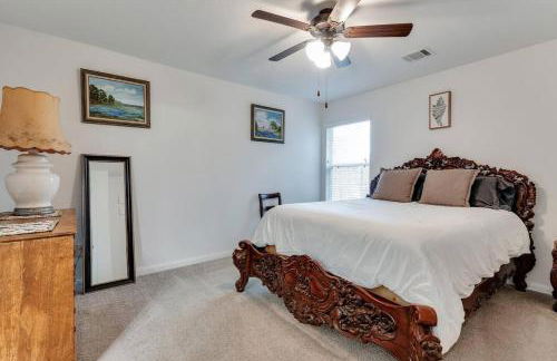 Lake Conroe Family Retreat BBQ, Games, and Boating - Photo 11