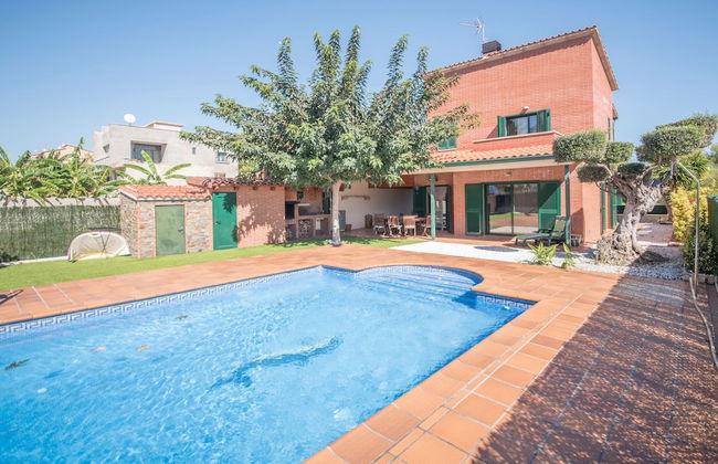 Modern House For Families (R77) - Photo 1