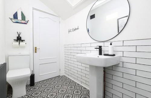 Extravagant 6 Bed Victorian Townhouse with Hot Tub - Photo 22