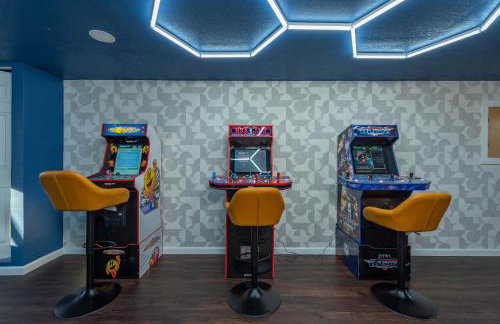 6 Br Cabin Hot Tub Fire Pit Min to Hatley Pointe - Foto 47