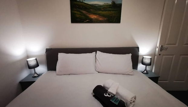 2 Bed Flat - Sleeps 4 - Parking - Wifi - Foto 4, Habitación