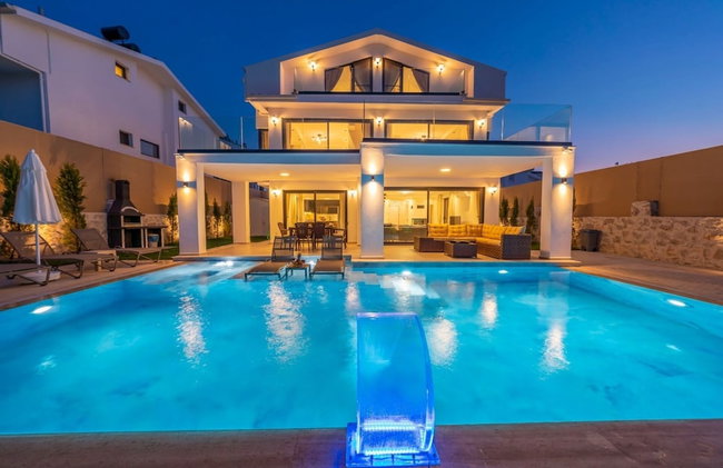 Luxury 4-bed Villa With Private Pool and Jacuzzi - Photo 28