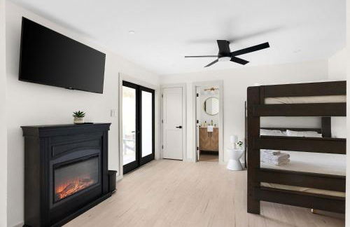 Luxury Zilker Home Pool Hot Tub and 2 Kitchens - Photo 49