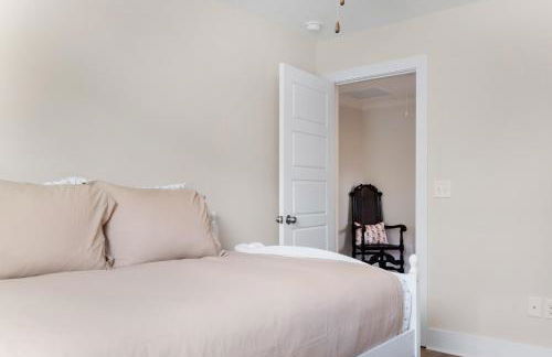 Family-Friendly 4BR with Fenced Yard & Parking - Foto 10