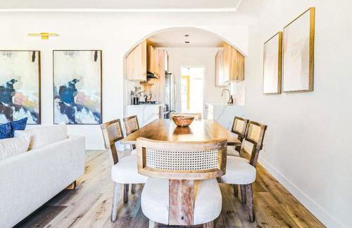 LA Retreat: Stylish 3BR Villa - Photo 10
