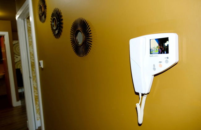 Ultra Deluxe Versace Apartment Near Sheffield - Photo 17