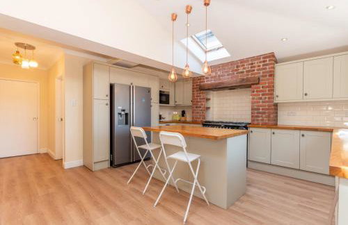 Pass the Keys Stunning Spacious Chessington Gem with Parking - Photo 13