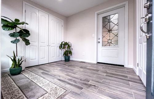 Cheerful & Modern Home w/ a Walkout Deck Area - Foto 23