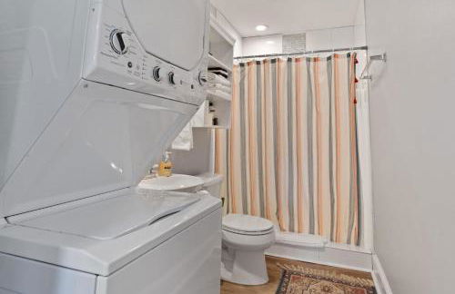 Garden District Balcony Condo w Gated Park - Foto 15