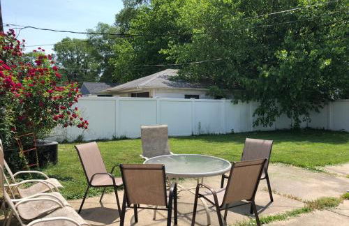 Super Cute & Cool Home with 65Inch TV 2Baths 4 Bedrooms 2King Beds BBQ Grill Fenced Backyard - Foto 23