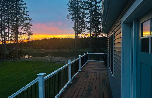 Luxury Waterfront Retreat with Hot Tub Near Acadia - Foto 7