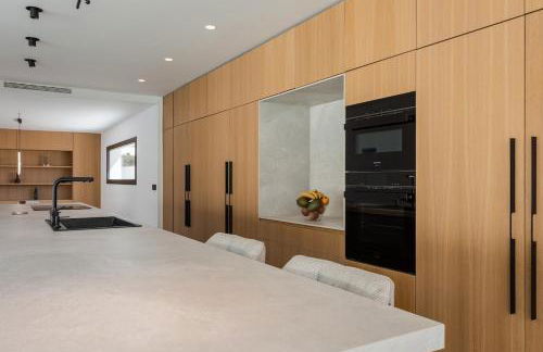 Ultra-Modern 5-Bed Luxury Chalet with Private Pool & Home Cinema 13 Min To Beach - Foto 14