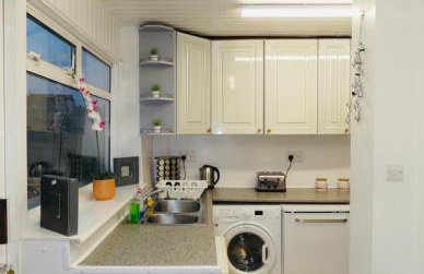 SPACIOUS 3 BED HOUSE WITH PARKING & GOOD TRANSPORT - Photo 11