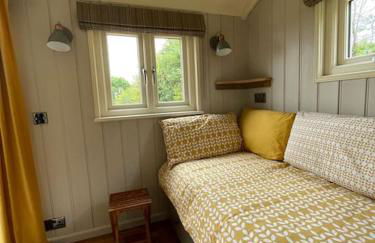 The Old Post Office - Luxurious Shepherds Hut 'Far From the Madding Crowd' based in rural Dorset. - Photo 6