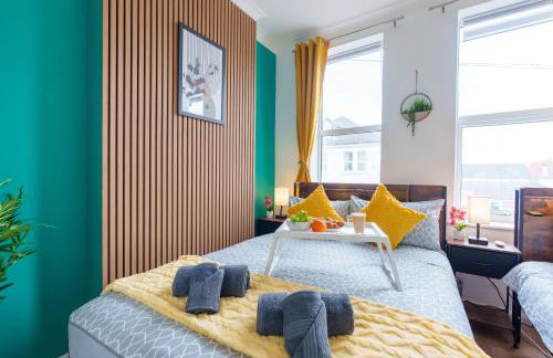 Stylish 3 Bedroom Sea View Apartment -Free Parking- Sleeps 9 - Photo 22