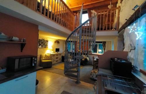 Yr Hen Efail - Quirky Old Smithy cottage near forest walks, cycling & lakes - Foto 1