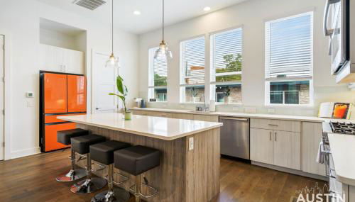 Urban Oasis 1 Mile from UT plus Garage and Rooftop - Foto 2