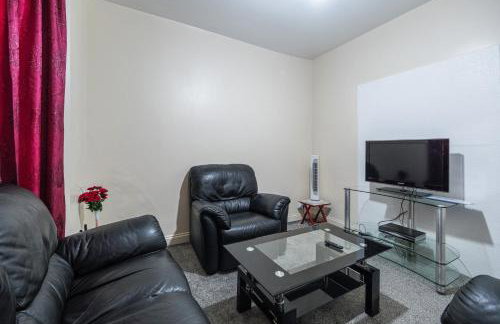 House - Sleeps 8 - Garden - Short Walk to Station - Foto 7