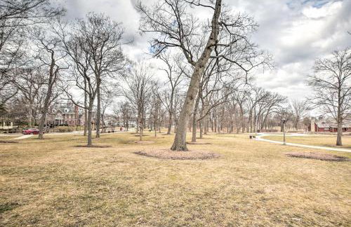 Home with Office and Yard 25 Mi to Downtown Chicago! - Foto 36