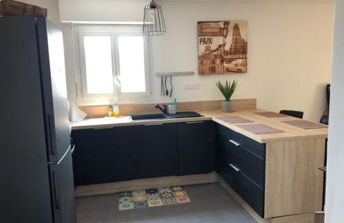 Agréable T2 traversant RDC avec terrasse - balcon - Parking 2 places - Clim portative - Foto 11