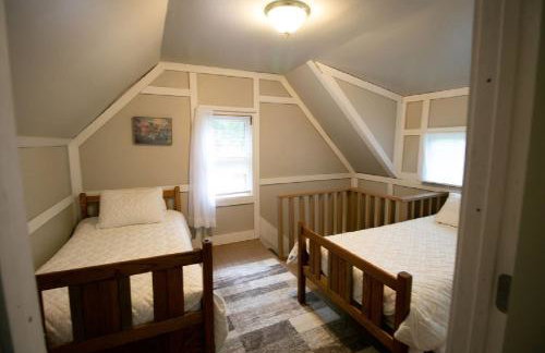Downtown 2 Bedroom Cottage, Sleeps 6, Walking Distance to Honeywell, Downtown Restaurants, Shopping - Foto 27