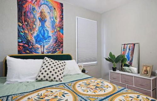 Down the Rabbit Hole walk to downtown - Foto 19